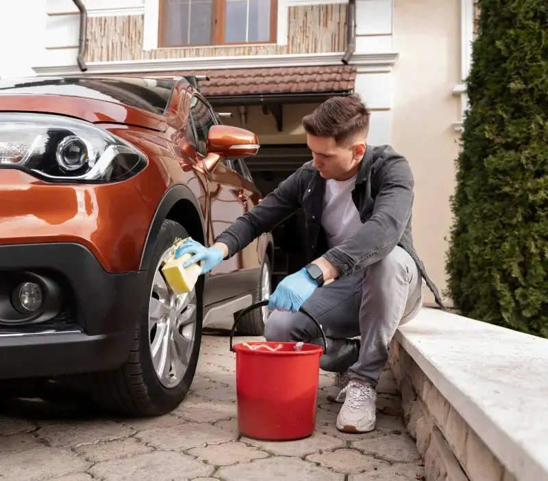 Lavage auto à domicile Mortagne-sur-Gironde : professionnel intervenant sur un véhicule